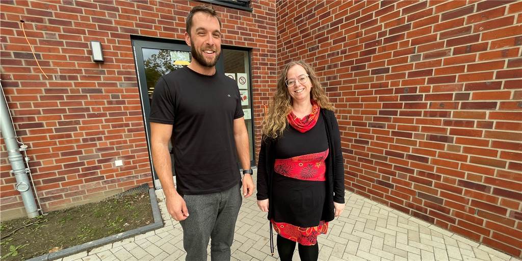 „Hier wär ich gerne selbst Kind“: Scharnhorst hat jetzt eine von Dortmunds größten Kitas KiTa-Leiterin Katharina Bose und Christopher Gaida vor der KiTa Beerenbande