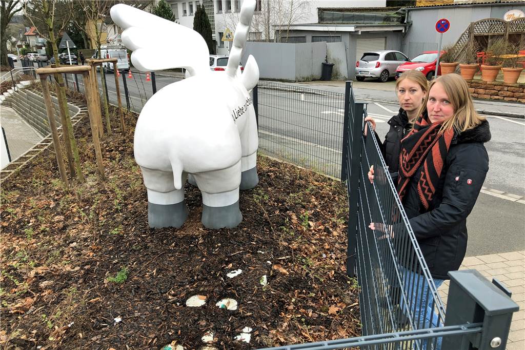 Kinder traurig: Diebe klauen geflügeltes Baby-Nashorn vor Kita Kita-Leiterin Yvonne Brandt (l.) und Sarah Schönfeld, Pflegedienstleitung der Tagespflege, sind ebenso erschüttert wie die Kinder der Kita.