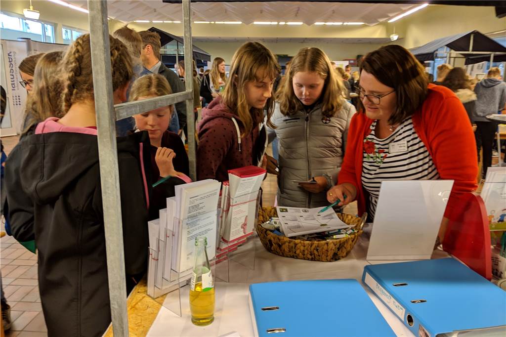 Kita-Verbundleiterin Christiane Hilbring warb für den Beruf des Erziehers. „Es kommen viele Mädchen, um sich zu informieren, Jungs leider weniger“, sagt sie.