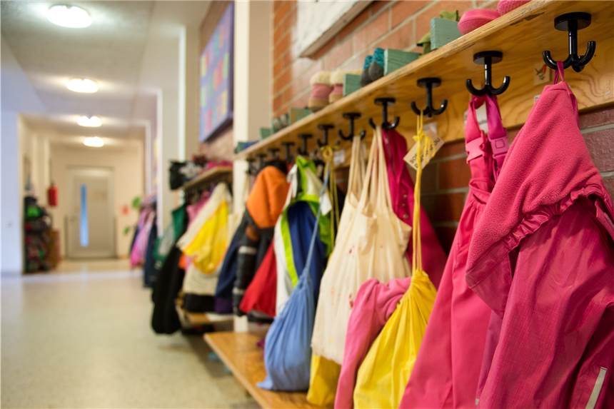„Hexenjagd“: Wie die Corona-Notbetreuung zum moralischen Dilemma für Eltern wird Kitas und Schulen laufen im Notbetrieb – und der moralische Druck auf Eltern wächst. (Symbolbild)