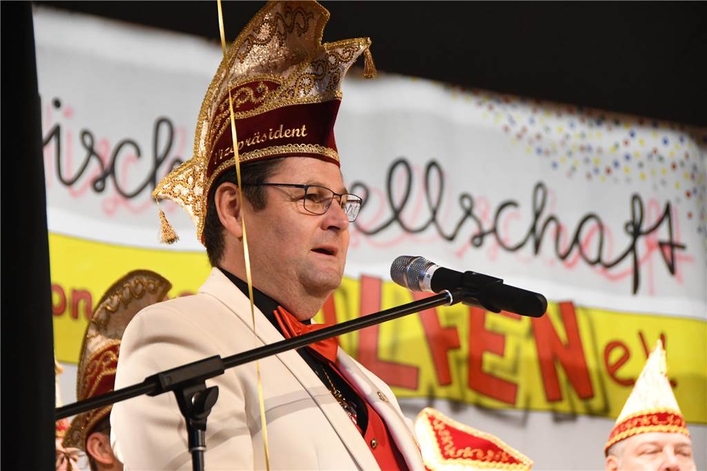 Kitt-Vizepräsident Michael Hampel aus Selm steht am Rednerpult.