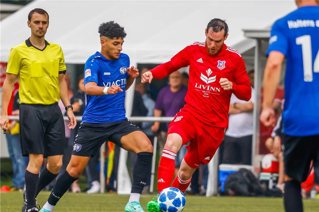 „Ein gelungenes Testspiel“ trotz Niederlage - Halterner sieht spät Rot Kiyan Gilani (2.v.l.), hier im Duell mit Bövinghausens André Witt, sah kurz vor Schluss eine Rote Karte.