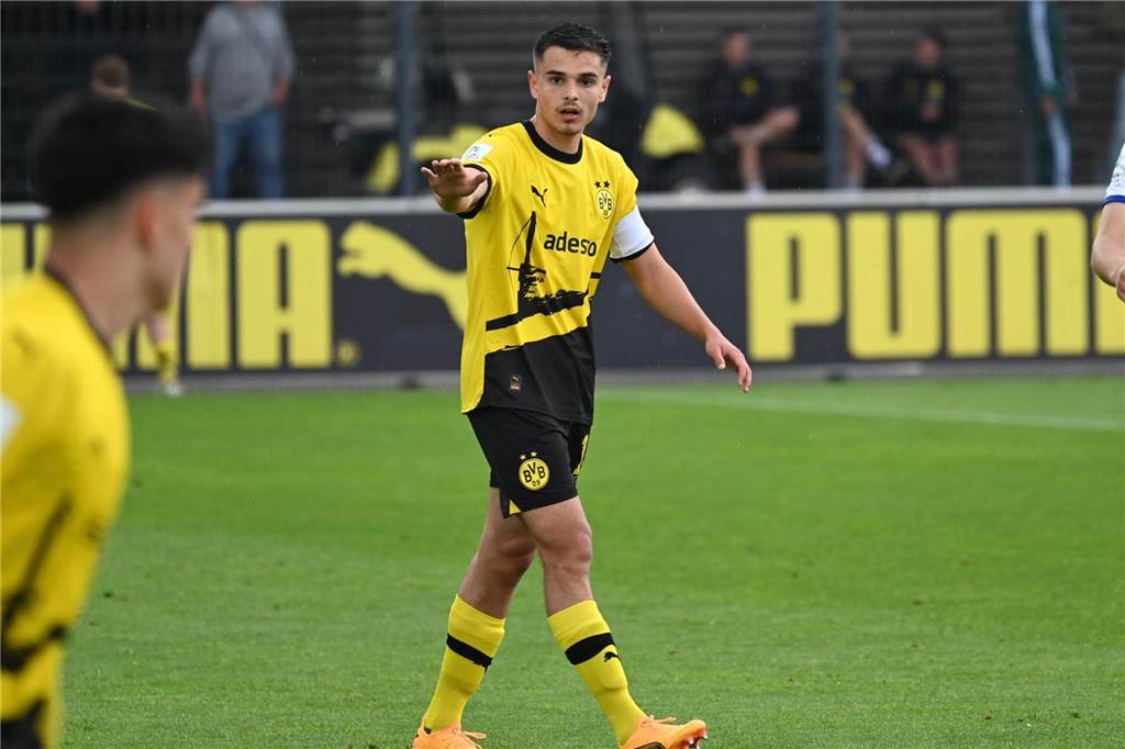 Herrmann sichert BVB-U19 gegen Hertha BSC die Chance aufs Finale: Dortmund droht Defensiv-Engpass Kjell Wätjen streckt seinen rechten Arm aus.
