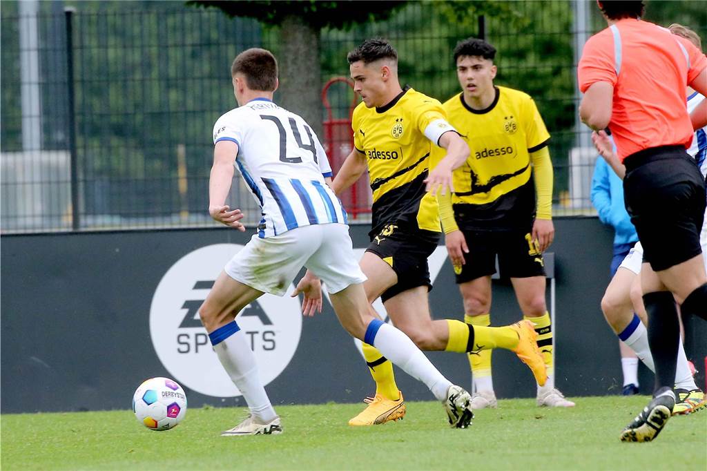 Herrmann sichert BVB-U19 gegen Hertha BSC die Chance aufs Finale: Dortmund droht Defensiv-Engpass Kjell Wätjen führt den Ball.