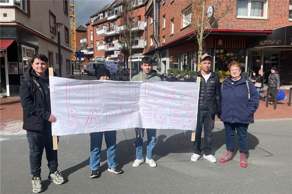 Fünfseitiges Forderungspapier an die Politik: Schüler wünschen sich lebenswerteres Lünen KKG-Lehrerin Katja Wohlgemuth war mit ihren Schülern auf der Demonstration. Um die Plakate zu basteln, musste auch mal eine Deutschstunde herhalten, berichtet sie.