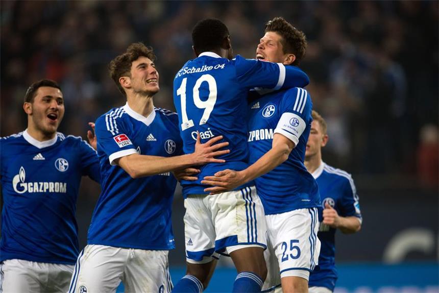 Schalke auf direktem Kurs Champions League Klaas-Jan Huntelaar jubelt mit Chinedu Obasi, Leon Goretzka und Sead Kolasinac (v.r.n.l.) über seinen Treffer zum 2:0.