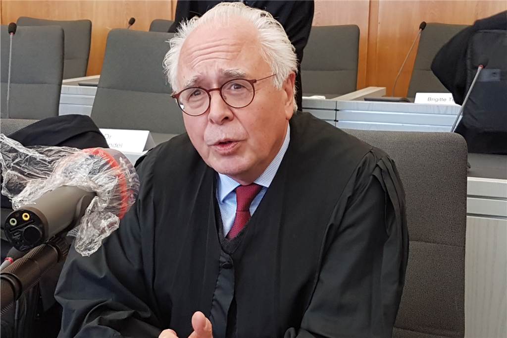Prozess zu Germanwings-Absturz: „Für Wut fehlt mir einfach die Kraft“ Klägeranwalt Elmar Giemulla im Essener Landgericht.