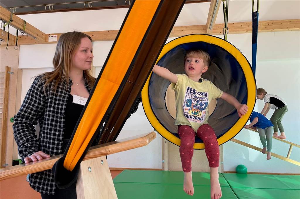 Laute Kita, nervenstarke Erzieher: „Prägendste Zeit ist die vor der Schule“ Klappt es auch mit dem Übergang von der Rolle zum Brett? Erzieherin Daniela Ludwig hat die Kinder genau im Blick – und viele neue Ideen für Parcours und Spiele.