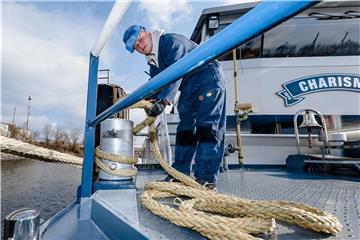 Klar zum Anlegen: Julian Schnieders, angehender Binnenschiffer, befestigt an Bord des Tankschiffs „Charisma“ eine sogenannte Festmacherleine. Foto: Markus Scholz