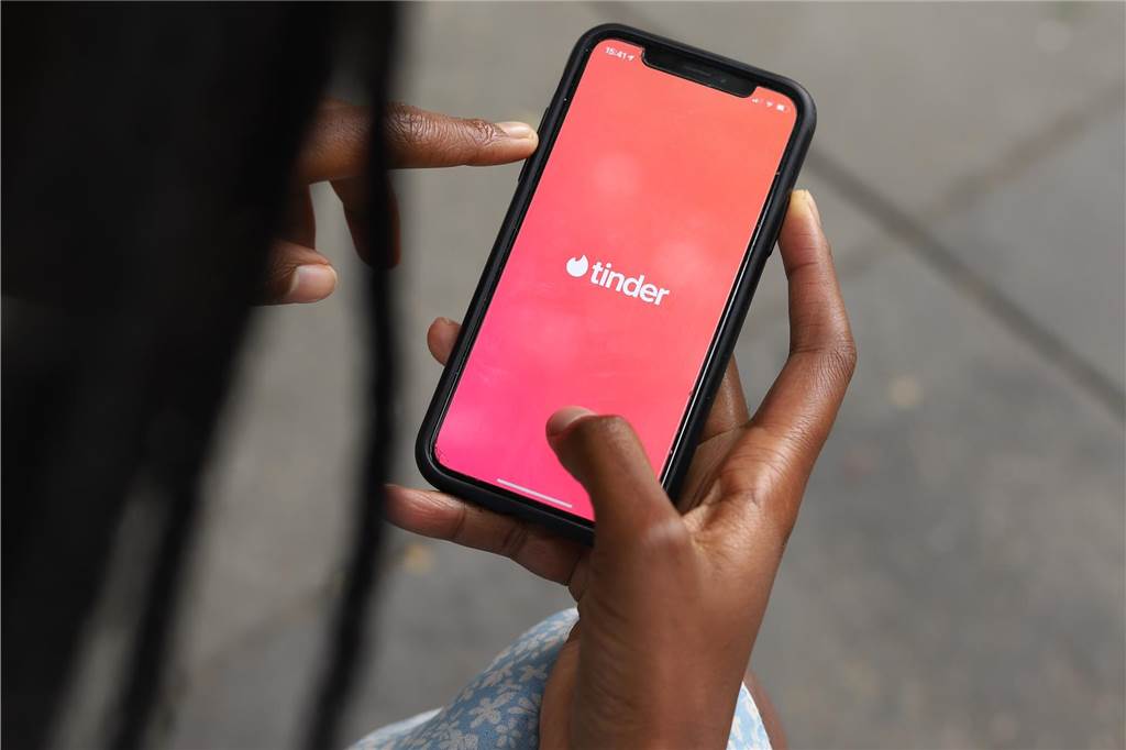 Was eine Halternerin Kurioses beim Online-Dating erlebte Eine Frau hält ein Handy in der Hand. Zu sehen ist die Dating-App Tinder.