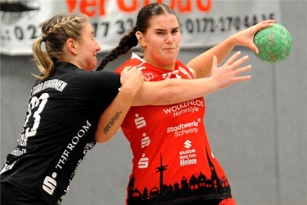 Klara Rosenthal (re.) musste sich mit der HSG Schwerte/Westhofen im Kellerduell gegen Bergkamen geschlagen geben.
