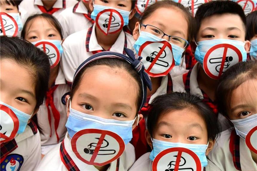 WHO: Raucherrate sinkt zu langsam Klare Ansage: Chinesische Schüler tragen im Vorfeld des Weltnichtrauchertags Masken mit dem Logo „Nein zu Tabak“. Foto: Jia Minjie/SIPA Asia via ZUMA Wire