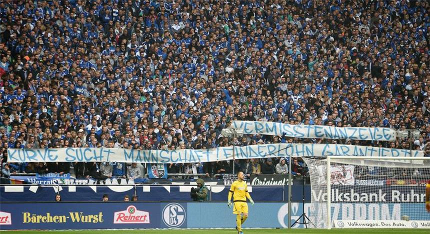 "Alle raus" ist auf Schalke keine Lösung Klare Ansage der Schalke-Fans: "Vermisstenanzeige - Kurve sucht Mannschaft! Finderlohn garantiert".