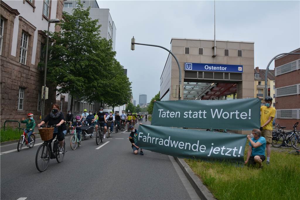 Dortmunder Fahrrad-Demo musste nach Riesen-Andrang umgeleitet werden Klare Ansage: Die Demonstranten fordern Politik und Verwaltung zum Handeln auf.