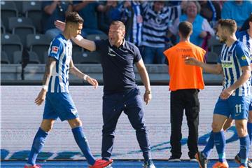 Klare Ansage: Hertha-Coach Pal Dardai (2.v.l.). Foto: Annegret Hilse