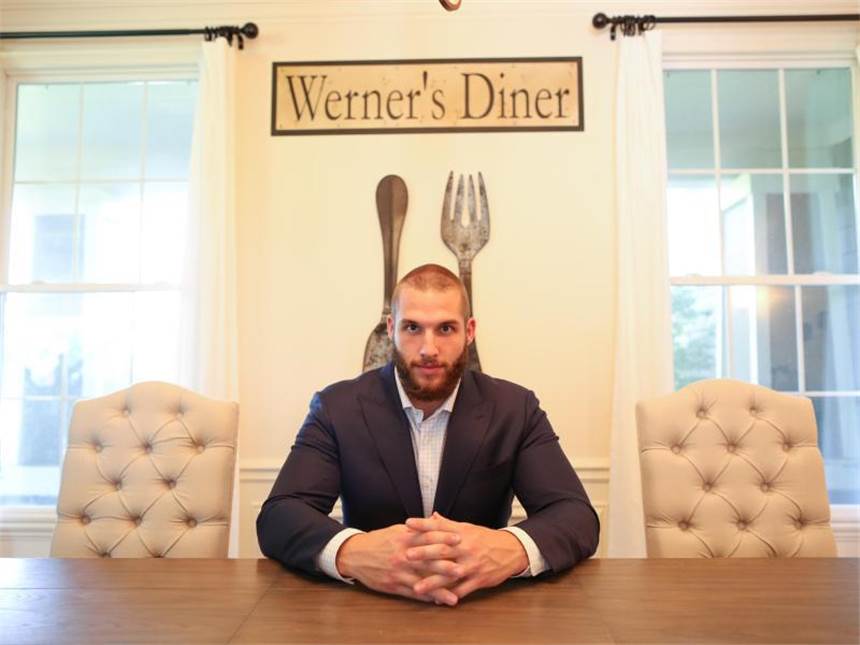 Tiefschlag, Urlaub, Neustart: Werner will den Durchbruch Klare Botschaft im Esszimmer: Wer groß und stark sein will, muss auch viel essen. Foto: Chris Bergin