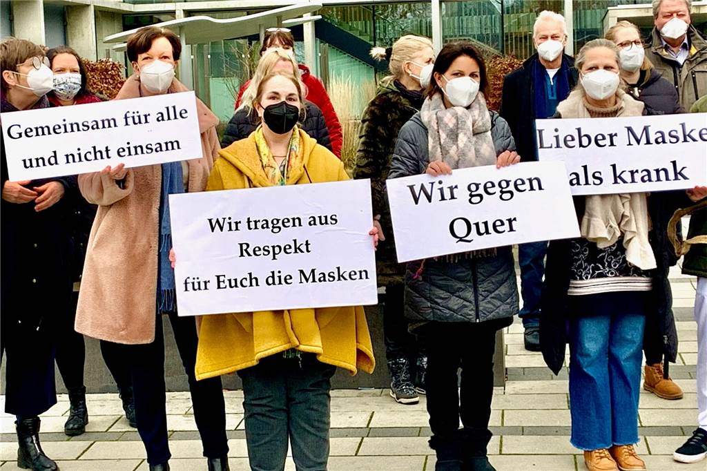 Querdenkern die Maske vors Gesicht halten: LWL-Klinik unterstützt Aktion Klare Kante gegen die Querdenker zeigten die LWL-Mitarbeiterinnen und Mitarbeiter.