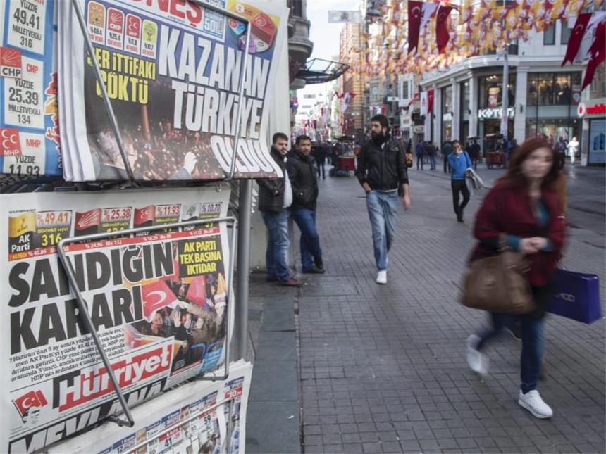 AKP will neue Verfassung und mehr Macht für Erdogan Klare Mehrheit für die islamisch-konservative AKP in der Türkei. Eine Verfassungsreform zur Einführung eines Präsidialsystems ist erklärtes Ziel von Staatspräsident Recep Tayyip Erdogan. Foto: Tolga Bozoglu