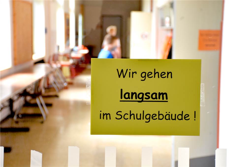 Grundschüler sind glücklich: Endlich wieder Schule und digitale Tafeln Klare Regeln gelten auch auf den Fluren: Langsam gehen, Maske tragen und der Einbahnstraßenregelung folgen. Nur so ist momentan überhaupt Unterricht an der von-Galen-Grundschule möglich.