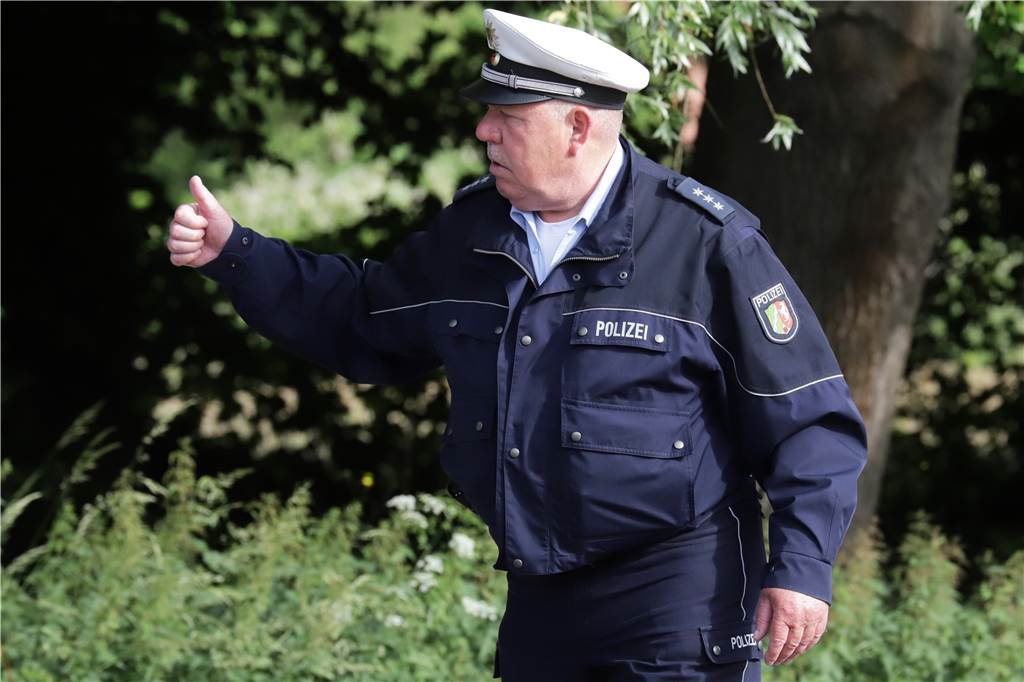 "Klasse gemacht, Leonie!" Den Daumen des Polizeihauptkommissars sahen im Laufe der Jahrzehnte sicher hunderte Kinder, aber wenn es sein musste, dann gab es von Rainer Strehl auch Kritik.