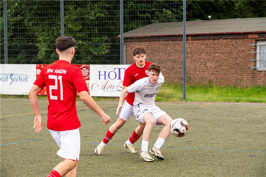 Klassenerhalt am letzten Spieltag: Erst hat die U19 des TuS Haltern am See mit 7:3 RW Ahlen geschlagen, dann musste sie warten. Als klar war, dass Sprockhövel verloren hat, war auch klar: Das Team bleibt Westfalenligist!