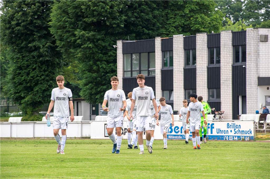 Klassenerhalt am letzten Spieltag: Erst hat die U19 des TuS Haltern am See mit 7:3 RW Ahlen geschlagen, dann musste sie warten. Als klar war, dass Sprockhövel verloren hat, war auch klar: Das Team bleibt Westfalenligist!