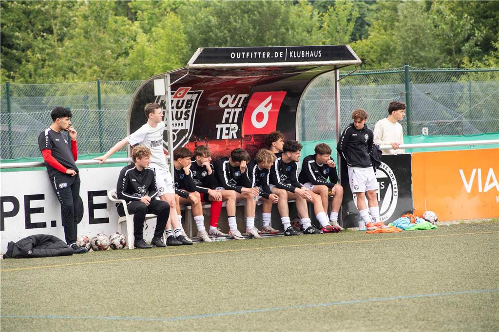 Klassenerhalt am letzten Spieltag: Erst hat die U19 des TuS Haltern am See mit 7:3 RW Ahlen geschlagen, dann musste sie warten. Als klar war, dass Sprockhövel verloren hat, war auch klar: Das Team bleibt Westfalenligist!