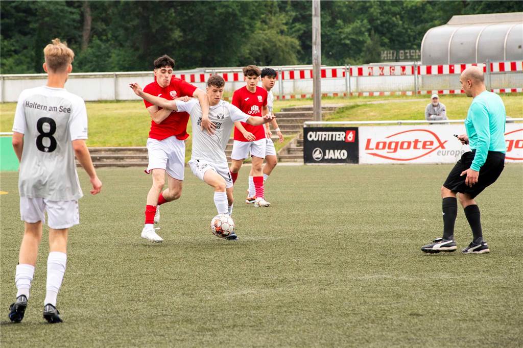 Klassenerhalt am letzten Spieltag: Erst hat die U19 des TuS Haltern am See mit 7:3 RW Ahlen geschlagen, dann musste sie warten. Als klar war, dass Sprockhövel verloren hat, war auch klar: Das Team bleibt Westfalenligist!