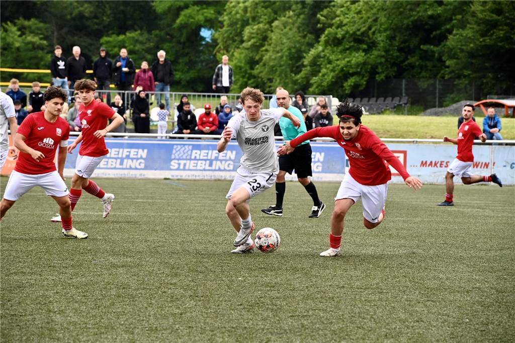 Klassenerhalt am letzten Spieltag: Erst hat die U19 des TuS Haltern am See mit 7:3 RW Ahlen geschlagen, dann musste sie warten. Als klar war, dass Sprockhövel verloren hat, war auch klar: Das Team bleibt Westfalenligist!