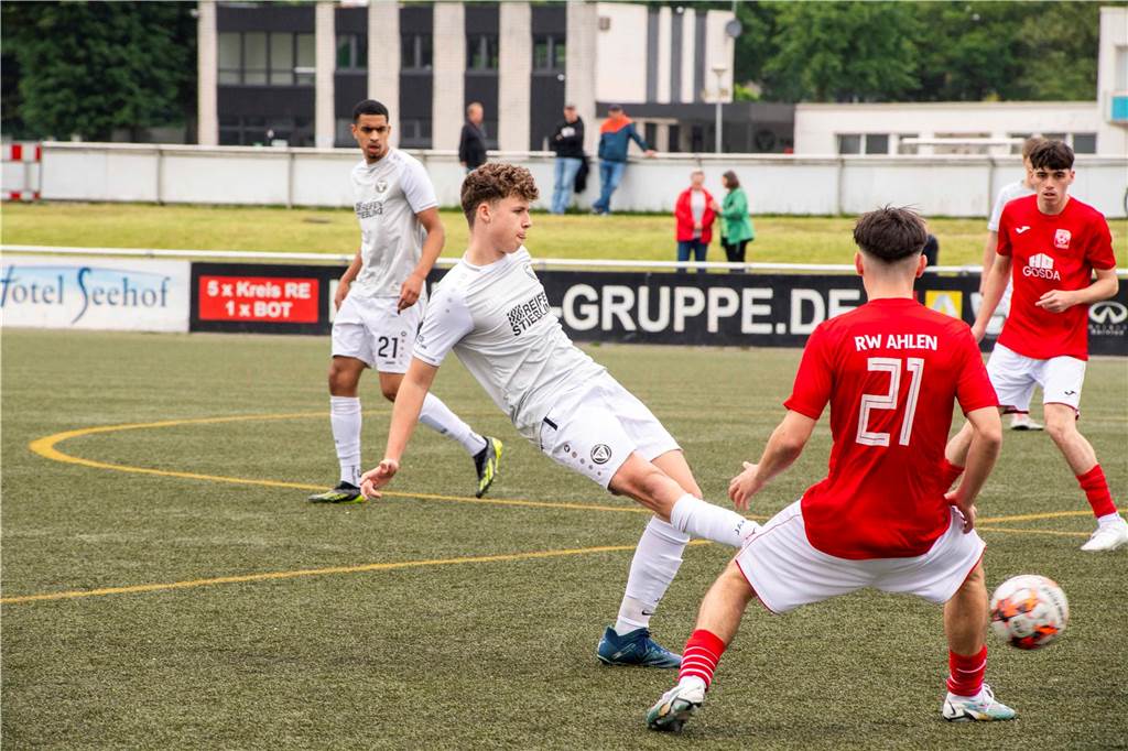 Klassenerhalt am letzten Spieltag: Erst hat die U19 des TuS Haltern am See mit 7:3 RW Ahlen geschlagen, dann musste sie warten. Als klar war, dass Sprockhövel verloren hat, war auch klar: Das Team bleibt Westfalenligist!