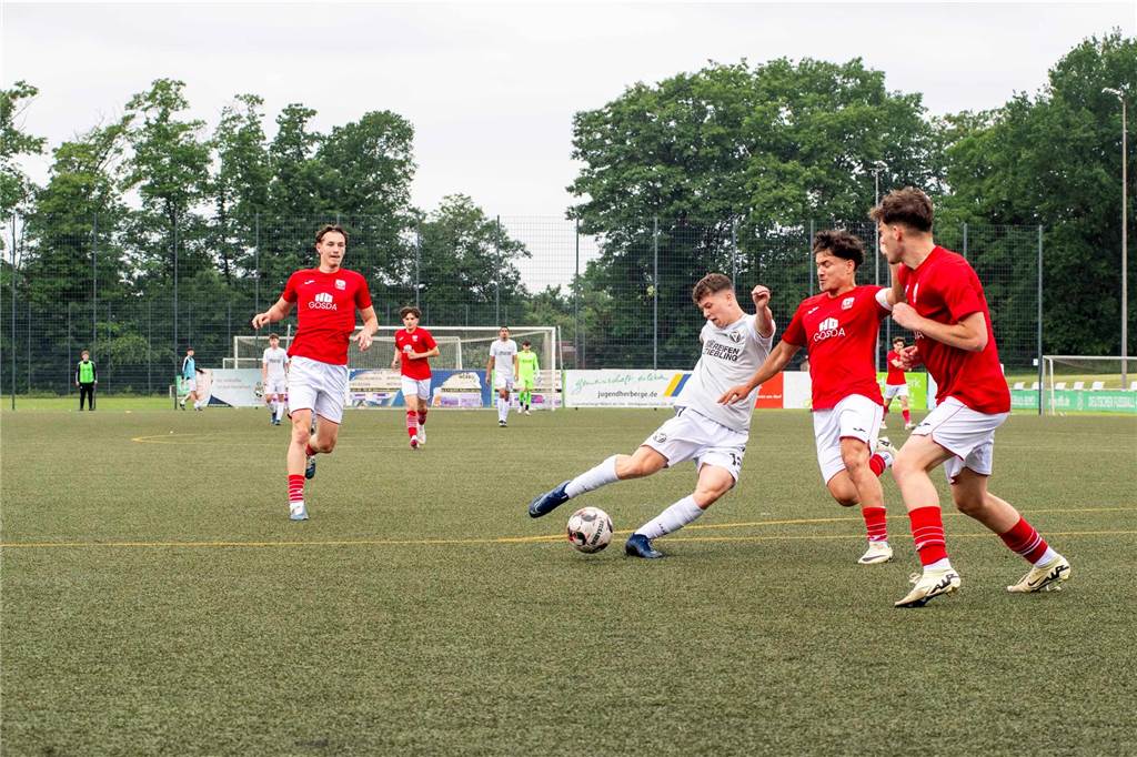 Klassenerhalt am letzten Spieltag: Erst hat die U19 des TuS Haltern am See mit 7:3 RW Ahlen geschlagen, dann musste sie warten. Als klar war, dass Sprockhövel verloren hat, war auch klar: Das Team bleibt Westfalenligist!