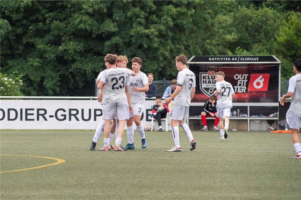 Klassenerhalt am letzten Spieltag: Erst hat die U19 des TuS Haltern am See mit 7:3 RW Ahlen geschlagen, dann musste sie warten. Als klar war, dass Sprockhövel verloren hat, war auch klar: Das Team bleibt Westfalenligist!