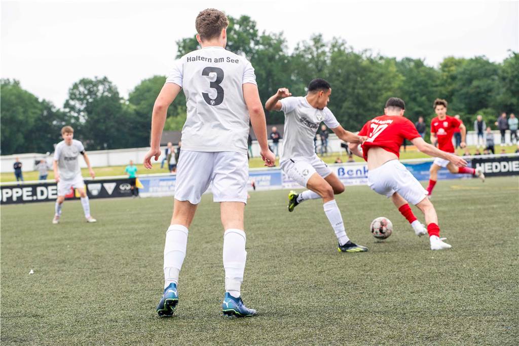 Klassenerhalt am letzten Spieltag: Erst hat die U19 des TuS Haltern am See mit 7:3 RW Ahlen geschlagen, dann musste sie warten. Als klar war, dass Sprockhövel verloren hat, war auch klar: Das Team bleibt Westfalenligist!