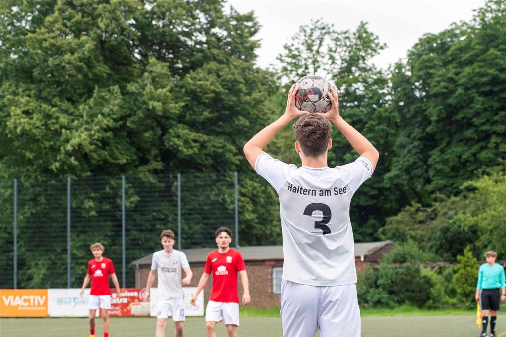 Klassenerhalt am letzten Spieltag: Erst hat die U19 des TuS Haltern am See mit 7:3 RW Ahlen geschlagen, dann musste sie warten. Als klar war, dass Sprockhövel verloren hat, war auch klar: Das Team bleibt Westfalenligist!