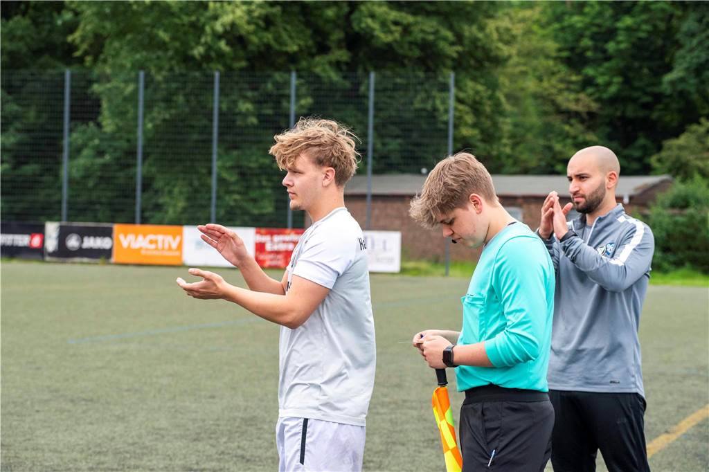 Klassenerhalt am letzten Spieltag: Erst hat die U19 des TuS Haltern am See mit 7:3 RW Ahlen geschlagen, dann musste sie warten. Als klar war, dass Sprockhövel verloren hat, war auch klar: Das Team bleibt Westfalenligist!