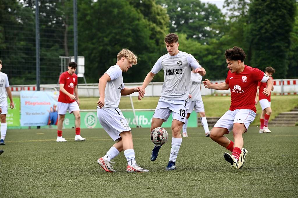 Klassenerhalt am letzten Spieltag: Erst hat die U19 des TuS Haltern am See mit 7:3 RW Ahlen geschlagen, dann musste sie warten. Als klar war, dass Sprockhövel verloren hat, war auch klar: Das Team bleibt Westfalenligist!