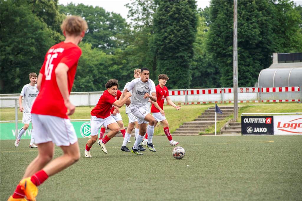 Klassenerhalt am letzten Spieltag: Erst hat die U19 des TuS Haltern am See mit 7:3 RW Ahlen geschlagen, dann musste sie warten. Als klar war, dass Sprockhövel verloren hat, war auch klar: Das Team bleibt Westfalenligist!