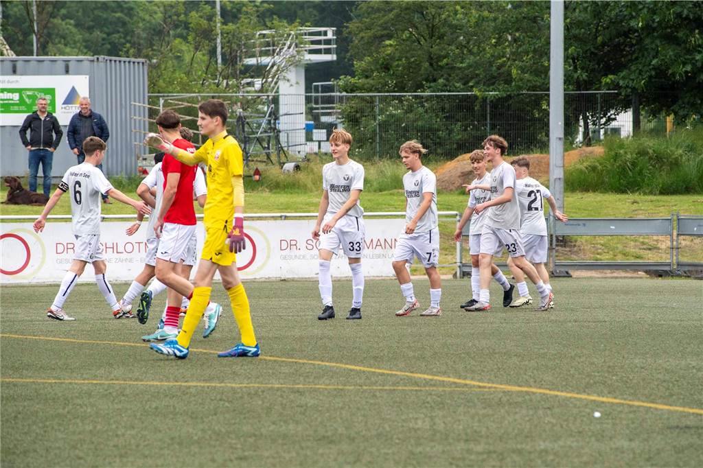 Klassenerhalt am letzten Spieltag: Erst hat die U19 des TuS Haltern am See mit 7:3 RW Ahlen geschlagen, dann musste sie warten. Als klar war, dass Sprockhövel verloren hat, war auch klar: Das Team bleibt Westfalenligist!