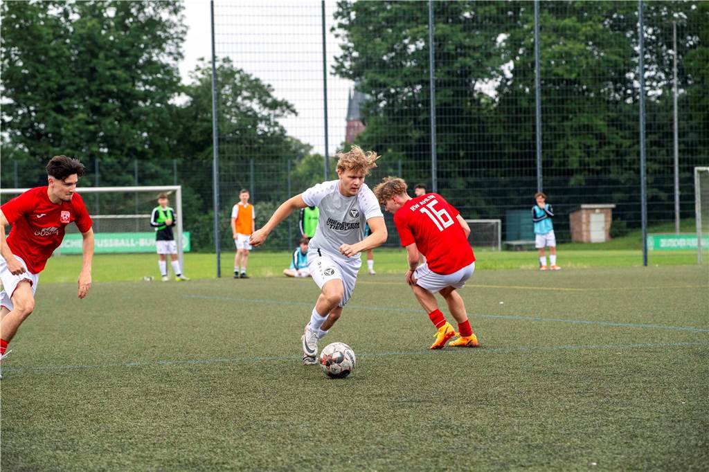 Klassenerhalt am letzten Spieltag: Erst hat die U19 des TuS Haltern am See mit 7:3 RW Ahlen geschlagen, dann musste sie warten. Als klar war, dass Sprockhövel verloren hat, war auch klar: Das Team bleibt Westfalenligist!