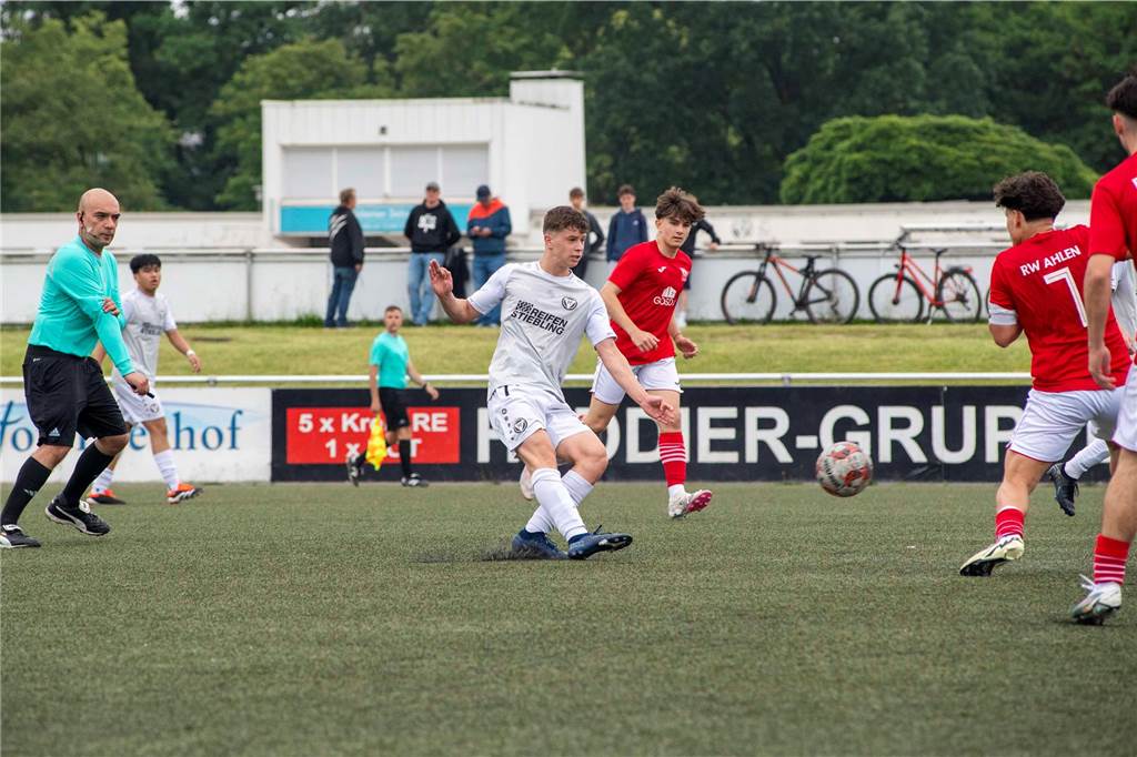 Klassenerhalt am letzten Spieltag: Erst hat die U19 des TuS Haltern am See mit 7:3 RW Ahlen geschlagen, dann musste sie warten. Als klar war, dass Sprockhövel verloren hat, war auch klar: Das Team bleibt Westfalenligist!