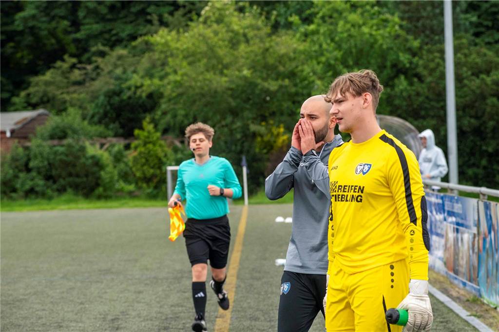 Klassenerhalt am letzten Spieltag: Erst hat die U19 des TuS Haltern am See mit 7:3 RW Ahlen geschlagen, dann musste sie warten. Als klar war, dass Sprockhövel verloren hat, war auch klar: Das Team bleibt Westfalenligist!
