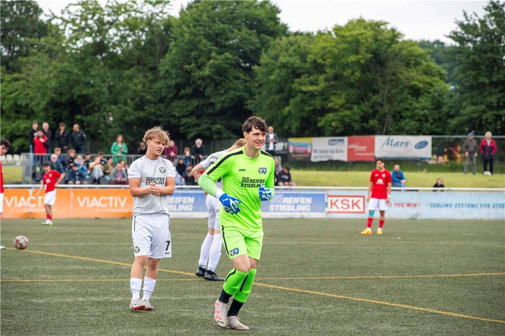 Klassenerhalt am letzten Spieltag: Erst hat die U19 des TuS Haltern am See mit 7:3 RW Ahlen geschlagen, dann musste sie warten. Als klar war, dass Sprockhövel verloren hat, war auch klar: Das Team bleibt Westfalenligist!