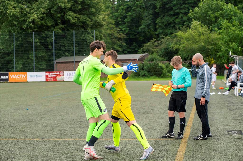 Klassenerhalt am letzten Spieltag: Erst hat die U19 des TuS Haltern am See mit 7:3 RW Ahlen geschlagen, dann musste sie warten. Als klar war, dass Sprockhövel verloren hat, war auch klar: Das Team bleibt Westfalenligist!