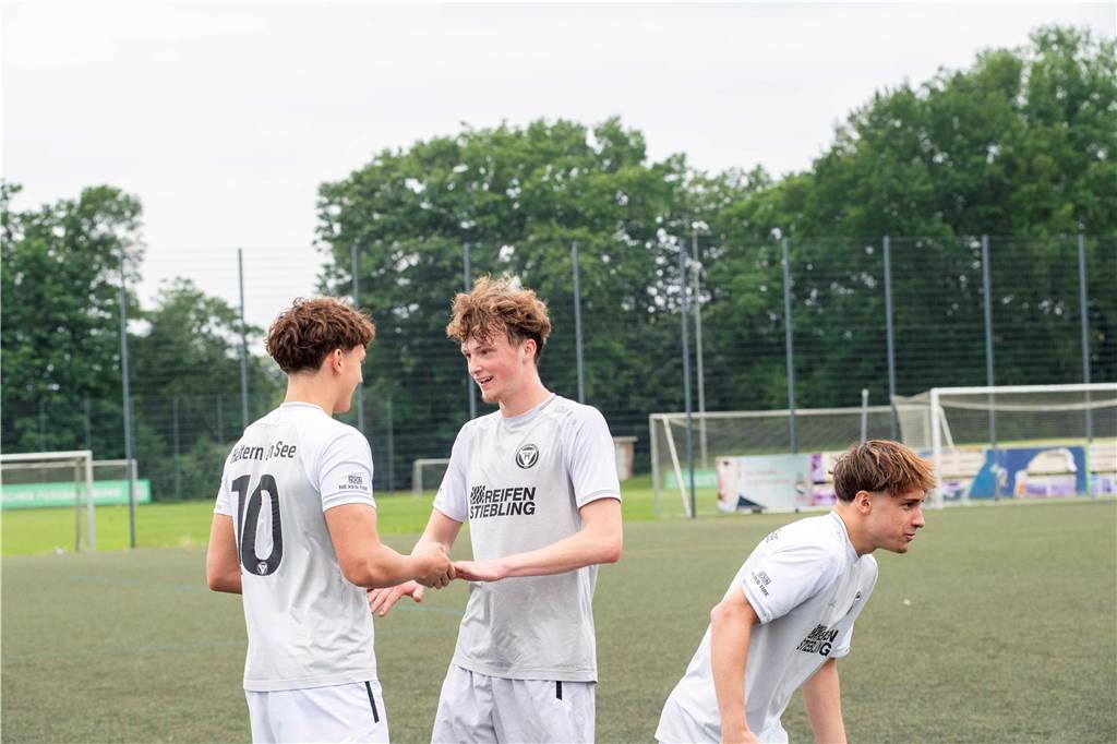 Klassenerhalt am letzten Spieltag: Erst hat die U19 des TuS Haltern am See mit 7:3 RW Ahlen geschlagen, dann musste sie warten. Als klar war, dass Sprockhövel verloren hat, war auch klar: Das Team bleibt Westfalenligist!