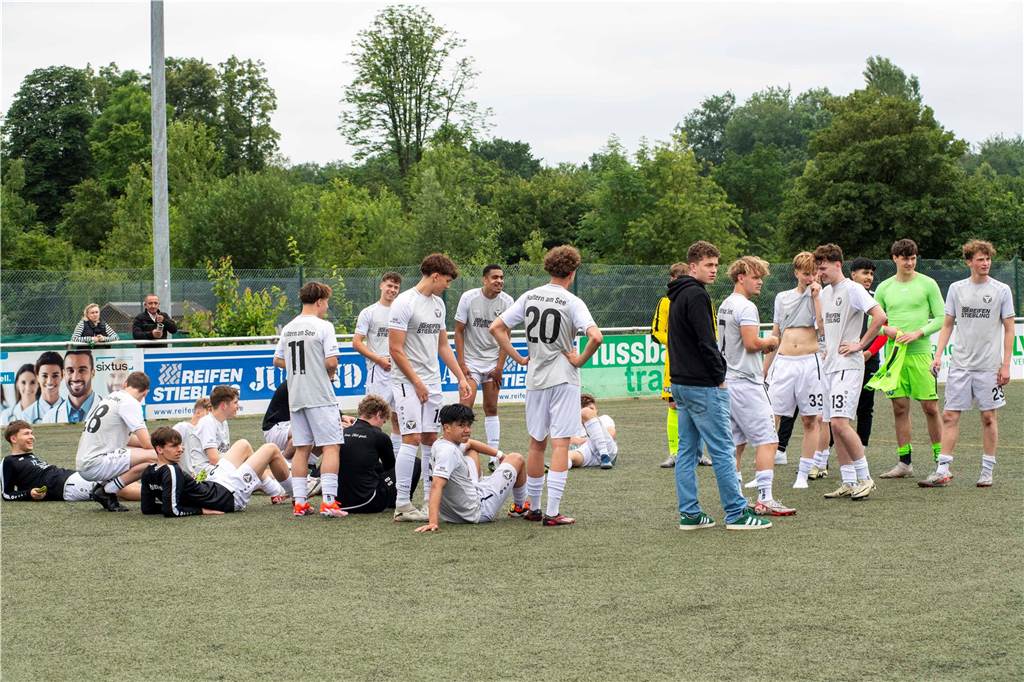 Klassenerhalt am letzten Spieltag: Erst hat die U19 des TuS Haltern am See mit 7:3 RW Ahlen geschlagen, dann musste sie warten. Als klar war, dass Sprockhövel verloren hat, war auch klar: Das Team bleibt Westfalenligist!