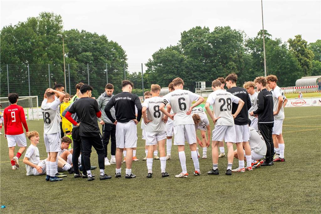 Klassenerhalt am letzten Spieltag: Erst hat die U19 des TuS Haltern am See mit 7:3 RW Ahlen geschlagen, dann musste sie warten. Als klar war, dass Sprockhövel verloren hat, war auch klar: Das Team bleibt Westfalenligist!