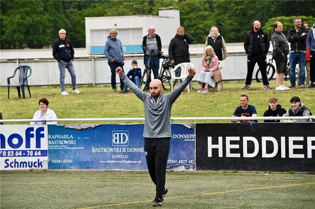 Klassenerhalt am letzten Spieltag: Erst hat die U19 des TuS Haltern am See mit 7:3 RW Ahlen geschlagen, dann musste sie warten. Als klar war, dass Sprockhövel verloren hat, war auch klar: Das Team bleibt Westfalenligist!