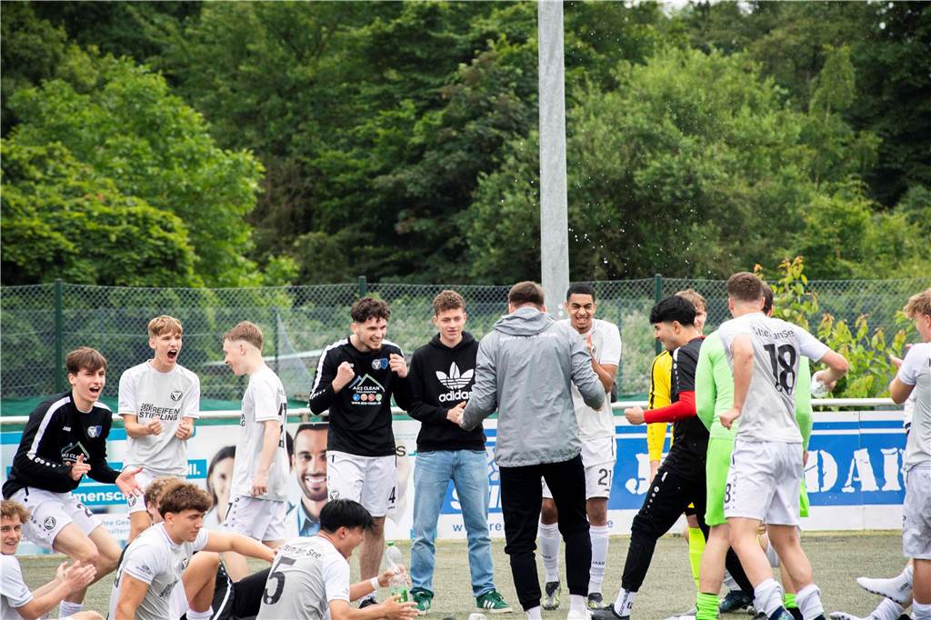 Klassenerhalt am letzten Spieltag: Erst hat die U19 des TuS Haltern am See mit 7:3 RW Ahlen geschlagen, dann musste sie warten. Als klar war, dass Sprockhövel verloren hat, war auch klar: Das Team bleibt Westfalenligist!