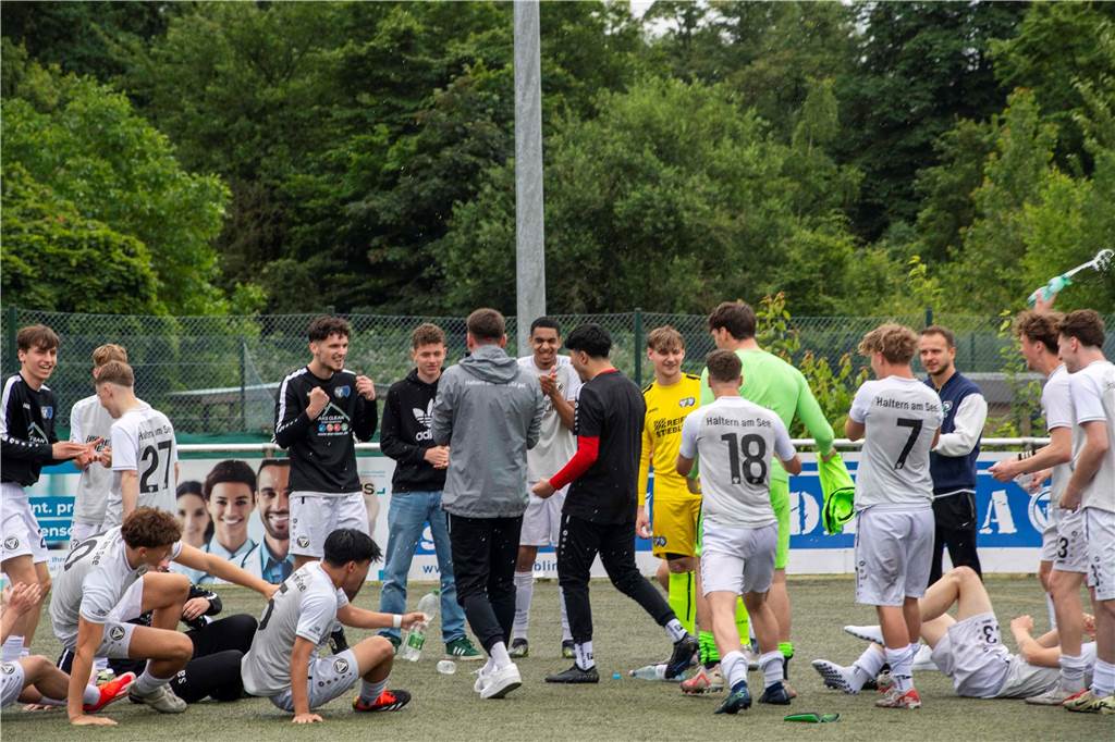 Klassenerhalt am letzten Spieltag: Erst hat die U19 des TuS Haltern am See mit 7:3 RW Ahlen geschlagen, dann musste sie warten. Als klar war, dass Sprockhövel verloren hat, war auch klar: Das Team bleibt Westfalenligist!