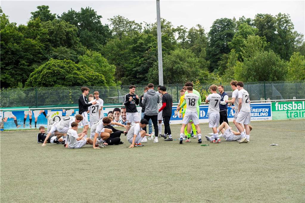 Klassenerhalt am letzten Spieltag: Erst hat die U19 des TuS Haltern am See mit 7:3 RW Ahlen geschlagen, dann musste sie warten. Als klar war, dass Sprockhövel verloren hat, war auch klar: Das Team bleibt Westfalenligist!